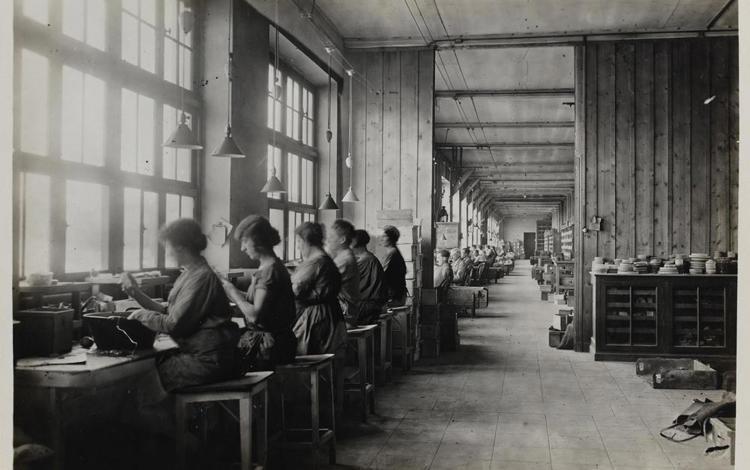 Parra-Mantois - L’atelier du refoulage du verre (1927) © DR - Archives de Saint-Gobain