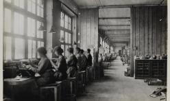 Parra-Mantois - L’atelier du refoulage du verre (1927) © DR - Archives de Saint-Gobain